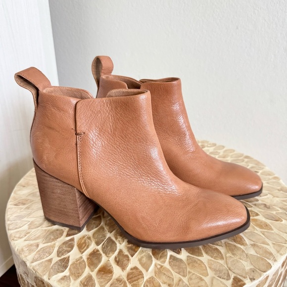 Vionic Shoes - New Vionic Lyssa Leather Tan Ankle Boots size US 7